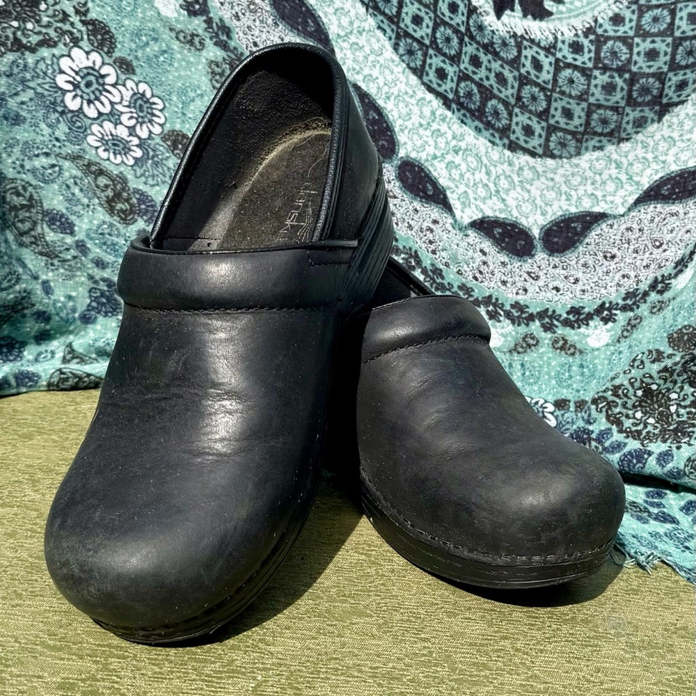 Dansko women’s Black Leather clogs. Size 38/7/7.5